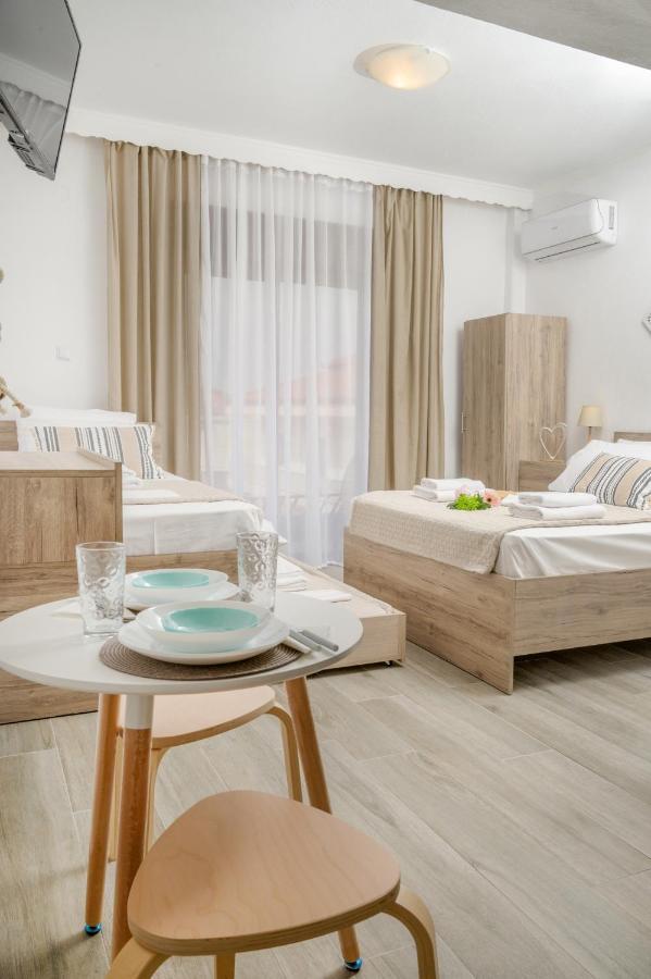 Sand Rooms To Let Nea Roda Bagian luar foto
